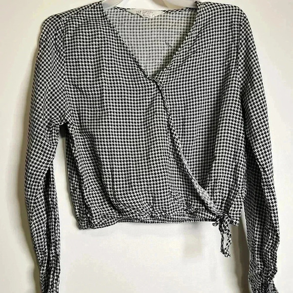 (3 for $10) Lot of 3 Juniors shirts/blouses Black and White and Burgun - Picture 7 of 7